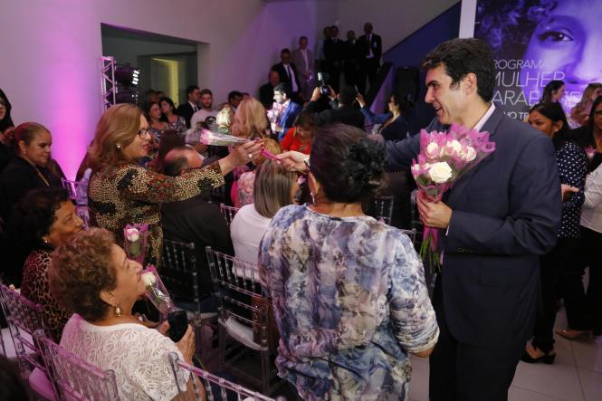 As mulheres paraenses contarão, durante todo o mês de março, com uma vasta programação promovida pelo Governo do Estado, voltada especificamente para elas. O programa “Mulher Paraense”, que reúne 85 iniciativas de órgãos estaduais em todas as regiões do Pará, pretende oferecer mais de sete mil atendimentos nas diferentes áreas de interesse do público feminino, como saúde, educação, oferta de crédito, empreendedorismo e garantia de direitos. O conjunto de ações integradas foi apresentado pelo governador do Estado, Helder Barbalho, no Palácio do Governo, na noite de sexta-feira (8), quando se comemorou o Dia Internacional da Mulher.

FOTO: MARCELO SEABRA / AGÊNCIA PARÁ
DATA: 09.03.2019
BELÉM - PARÁ <div class='credito_fotos'>Foto: Marcelo Seabra / Ag. Pará   |   <a href='/midias/2019/originais/e4445dc1-9c07-4418-9535-a4e8d91461fd.jpg' download><i class='fa-solid fa-download'></i> Download</a></div>