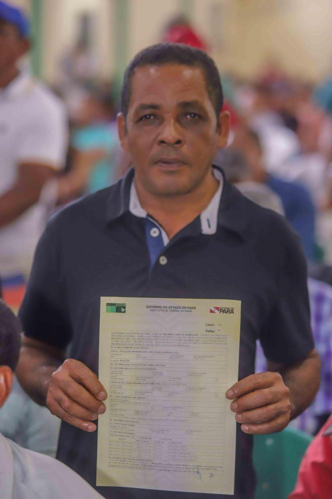 O governador do Pará, Helder Barbalho, e o vice-governador, Lúcio Vale, entregaram, no final da manhã deste sábado (16), 261 títulos de terra para produtores rurais de 18 municípios da região nordeste do Estado, reunidos na cidade de Moju. A solenidade ocorreu no Auditório Municipal Lourival Cristo, no Centro, na presença da prefeita Nilma Lima, vereadores, secretários de Estado, deputados estaduais, federais, e da população mojuense. 

FOTO: MARCO SANTOA / AGÊNCIA PARÁ
DATA: 16.03.2019
MOJU - PA <div class='credito_fotos'>Foto: Marco Santos / Ag. Pará   |   <a href='/midias/2019/originais/e444920f-ed4c-4318-804d-1960e1f91144.jpg' download><i class='fa-solid fa-download'></i> Download</a></div>