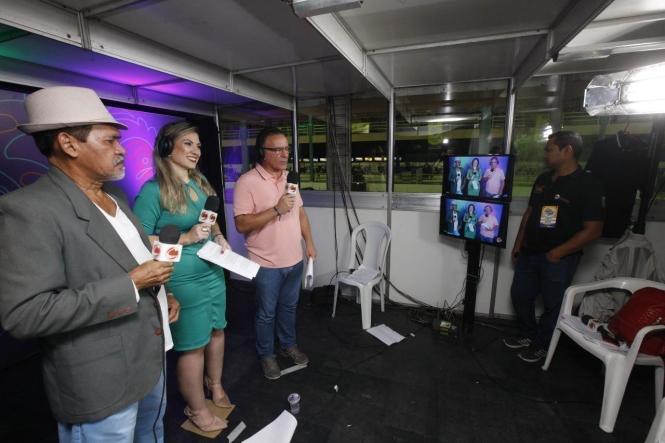 O carnaval toma conta das ruas de Belém neste final de semana, tanto nas ruas históricas da Cidade Velha como na Aldeia Amazônica Davi Miguel, com o desfile das escolas de samba. E após nove anos, o brilho do desfile organizado pela Liga das Escolas de Samba foi assistido das arquibancadas e também nos lares de milhões de famílias sintonizadas na Cultura Rede de Comunicação, que transmitiu ao vivo o desfile do Grupo Especial.

FOTO: FERNANDO ARAÚJO / AGÊNCIA PARÁ
DATA: 24.02.2019
BELÉM - PARÁ <div class='credito_fotos'>Foto: Fernando Araújo / agência Pará   |   <a href='/midias/2019/originais/e4701d3b-bc94-41cf-867f-6826c917065b.jpg' download><i class='fa-solid fa-download'></i> Download</a></div>