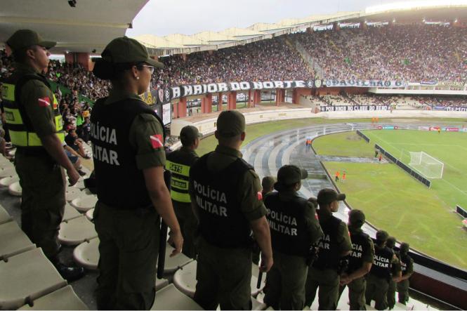 A Polícia Militar vai atuar com 710 homens nas ações de policiamento ostensivo geral, no próximo domingo (24), durante o clássico Remo x Paysandu, no Estádio Olímpico do Pará, o Mangueirão. Integram o efetivo destacado para o clássico militares dos comandos de Policiamento da Capital I e II (CPC I e II), de Missões Especiais (CME), de Policiamento Ambiental (CPA) e de Policiamento Especializado (CPE), além do Centro de Inteligência da PM. O evento faz parte da tabela de jogos do Campeonato Paraense da 1ª Divisão de Futebol Profissional de 2019, organizado pela Federação Paraense de Futebol, evento tradicional do calendário esportivo do Estado, e que sempre atrai um público expressivo.
FOTO: ASCOM / PMPA
DATA: 21.03.2019
BELÉM - PA <div class='credito_fotos'>Foto: ASCOM / PMPA   |   <a href='/midias/2019/originais/e470a793-90d6-47a9-8891-cdcb1f31253b.jpg' download><i class='fa-solid fa-download'></i> Download</a></div>
