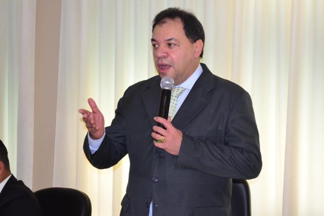 Os gestores dos órgãos integrados de segurança pública apresentaram na tarde desta quarta-feira (13), na Assembleia Legislativa do Pará (Alepa), as ações dos dois primeiros meses do Governo Helder Barbalho na área de segurança pública, que neste período já resultaram na redução de crimes violentos no Pará. O titular da Segup, Ualame Machado, apresentou os números aos deputados Toni Cunha, presidente da Comissão de Segurança, e Delegado Caveira, vice-presidente; e aos demais membros, deputados Nilton Neves, Miro Sanova, Michele Begot, Paula Gomes; o deputado Francisco Melo Filho (Chicão), líder do governo na Alepa, e o deputado convidado Eliel Faustino.

FOTO: ELIELSON MODESTO / ASCOM SEGUP
DATA: 13.03.2019
BELÉM - PA <div class='credito_fotos'>Foto: Elielson Modesto / Ascom Segup   |   <a href='/midias/2019/originais/e476e786-0e6e-4a7a-9302-5c3ed4708923.jpg' download><i class='fa-solid fa-download'></i> Download</a></div>