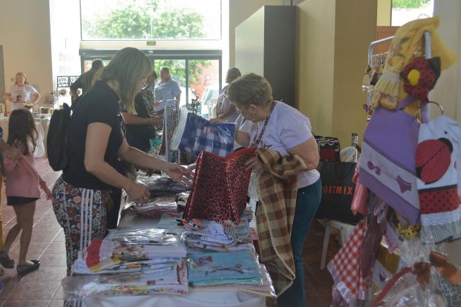 No próximo sábado, 23, o Espaço São José Liberto recebe, pela primeira vez em 2019, a Expofeart, Feira de Artesanato que conta com a participação de empreendedores que produzem manualidades e que são funcionárias da Assembleia Legislativa do Pará, em evento aberto ao público, a partir das 9h, no Salão de Exposições do ESJL.

FOTO:  <div class='credito_fotos'>Foto: Divulgação   |   <a href='/midias/2019/originais/e4ebce37-0c03-4aa8-8f91-e2265e44dbb9.jpg' download><i class='fa-solid fa-download'></i> Download</a></div>