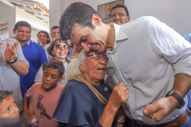 Construída por meio de um convênio firmado entre a Prefeitura e o governo do Estado, no valor de R$ 984.663,51, a Escola Estadual Magalhães Barata foi inaugurada na tarde desta quinta-feira (18), na comunidade de Ariri, zona rural de Colares, município do nordeste paraense.

FOTO: MARCO SANTOS / AGÊNCIA PARÁ
DATA: 18.04.2019
COLARES - PARÁ <div class='credito_fotos'>Foto: Marco Santos / Ag. Pará   |   <a href='/midias/2019/originais/e4f8b2ae-ba0a-466d-afbd-b7bfb14a76f5.jpg' download><i class='fa-solid fa-download'></i> Download</a></div>