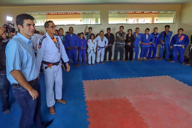 Prestes a completar 40 anos de fundação, a Escola Estadual de Ensino Médio Dr. Miguel de Santa Brígida, em Salinópolis, Nordeste paraense, foi reinaugurada pelo governador Helder Barbalho, na manhã deste sábado (16), após reforma geral, fruto de um convênio entre o Governo do Estado e a Prefeitura Municipal. Os investimentos foram de cerca de R$ 3 milhões e a obra, que teve duração de oito meses, vai beneficiar 1.145 alunos do Ensino Médio regular e projeto Mundiar.

FOTO: MARCO SANTOS / AGÊNCIA PARÁ
DATA: 16.02.2019
SALINAS  - PA <div class='credito_fotos'>Foto: Marco Santos / Ag. Pará   |   <a href='/midias/2019/originais/e507de3b-6aad-4efd-8c23-112808d22440.jpg' download><i class='fa-solid fa-download'></i> Download</a></div>