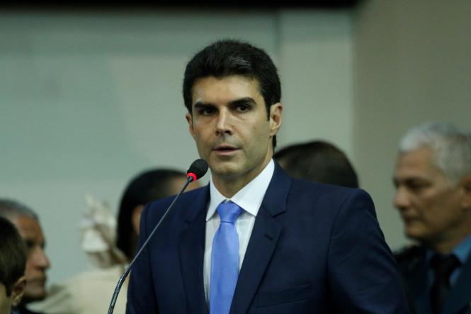Helder Barbalho (foto) tomou posse como governador do estado do Pará para o quadriênio 2019-2022, ao lado do vice, Lúcio Vale. A sessão solene ocorreu na manhã desta terça-feira (1°), em Belém, no plenário Newton Miranda, da Assembleia Legislativa do Pará (Alepa), e contou com a participação de deputados estaduais e federais, prefeitos, vereadores, secretários escolhidos para compor o novo governo, bem como demais autoridades locais e lideranças dos mais diversos setores. Compuseram a mesa solene, a presidente em exercício da Alepa, a deputada estadual Cilene Couto, o Desembargador do Tribunal de Justiça do Estado do Pará, José Maria Teixeira do Rosário, o senador da República Jader Barbalho, a deputada federal Elcione Barbalho, o vice-prefeito de Belém, Orlando Reis, a presidente do Tribunal de Contas do Estado do Pará, conselheira Lourdes Lima, e o quarto secretário da mesa diretora da Alepa, deputado Soldado Tércio.

FOTO: THIAGO GOMES / AG. PARÁ
DATA: 01.01.2019
BELÉM - PARÁ <div class='credito_fotos'>Foto: Thiago Gomes /Ag. Pará   |   <a href='/midias/2019/originais/e5248a24-002b-476b-9e5e-f8e82294dd9e.jpg' download><i class='fa-solid fa-download'></i> Download</a></div>