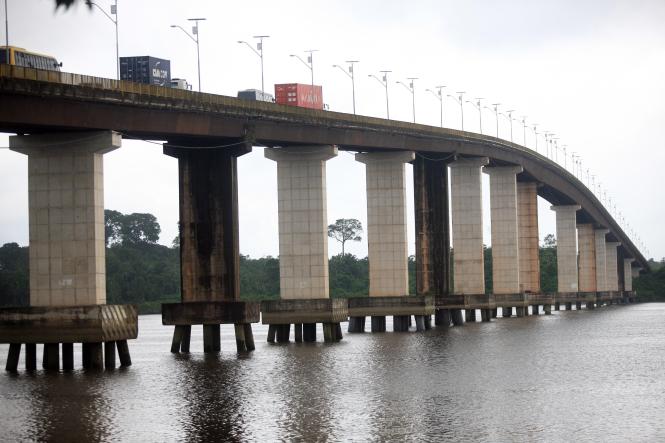 A Secretaria de Estado de Transportes (Setran) iniciou, nesta quarta-feira (6), a manutenção preventiva da ponte Rio Guamá, situada na Alça Viária (PA-483). A estrutura é a última do complexo de quatro de pontes no sentido Moju-Belém, capital do estado do Pará.

FOTO: MAYCON NUNES / AG. PARÁ
DATA: 06.02.2019
MOJU - PARÁ <div class='credito_fotos'>Foto: Maycon Nunes / Ag. Pará   |   <a href='/midias/2019/originais/e52db37d-63fb-4789-a667-c6e973c1e107.jpg' download><i class='fa-solid fa-download'></i> Download</a></div>