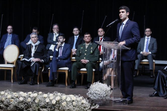 Parceria e apoio ao fortalecimento das mais diversas instituições em prol do desenvolvimento do Governo do Estado. Esta foi a tônica das mensagens ditas pelo governador Helder Barbalho na noite da quarta-feira (11), ao participar da cerimônia de posse do Procurador Geral de Justiça do Ministério Público do Estado do Pará (MP-PA), Gilberto Martins, no teatro Maria Sylvia Nunes.

FOTO: MARCELO SEABRA / AGÊNCIA PARÁ
DATA: 11.04.2019
BELÉM - PARÁ <div class='credito_fotos'>Foto: Marcelo Seabra / Ag. Pará   |   <a href='/midias/2019/originais/e54077ab-7a5c-4f29-a302-e896705e9e79.jpg' download><i class='fa-solid fa-download'></i> Download</a></div>