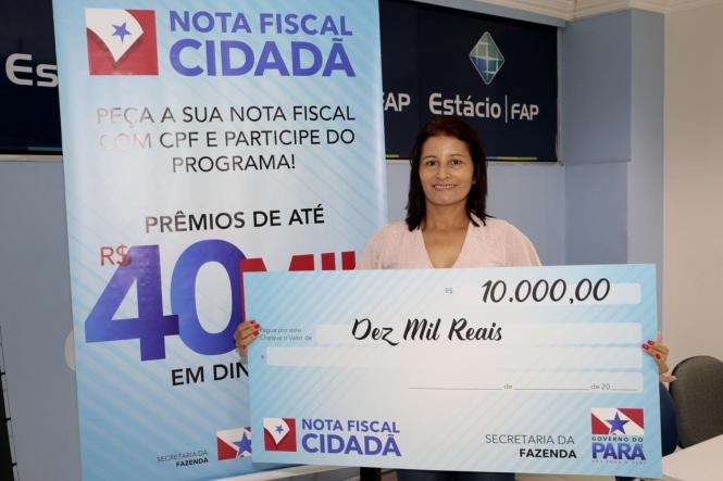 A Secretaria de Estado da Fazenda (Sefa) realizou na noite desta terça-feira (26) a entrega dos prêmios do 26º sorteio do Programa Nota Fiscal Cidadã, de estímulo à cidadania fiscal, durante evento na Faculdade Estácio FAP, em Belém.

FOTO: RICARDO AMANAJÁS ? AGÊNCIA PARÁ
DATA: 26.03.2019
BELÉM - PARÁ <div class='credito_fotos'>Foto: Ricardo Amanajás / Ag. Pará   |   <a href='/midias/2019/originais/e5545ac5-f08a-4e8e-9b33-39c1405b2ebc.jpg' download><i class='fa-solid fa-download'></i> Download</a></div>