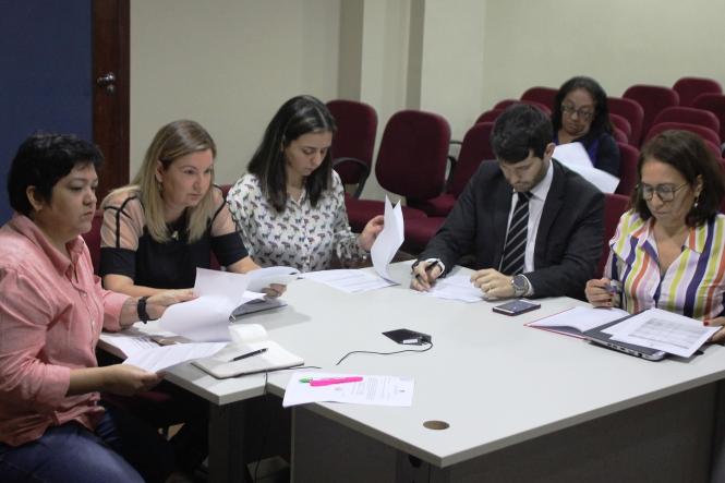 Durante videoconferência realizada na manhã desta quinta-feira, 28 de março, a secretária de Estado de Planejamento, Hana Ghassan, reuniu com representantes do Banco Nacional de Desenvolvimento Econômico e Social (BNDES) para avaliar a situação das obras já existentes no Estado que detenham recursos do banco, e ainda a possibilidade de realocação de recursos excedentes para novos projetos que possam contribuir com o desenvolvimento do Estado e com a melhoria da qualidade de vida dos paraenses.

FOTO: ASCOM / SEPLAN
DATA: 28.03.2019
BELÉM - PARÁ <div class='credito_fotos'>Foto: Ascom Seplan   |   <a href='/midias/2019/originais/e5664475-24c3-407f-be03-b8c5c4b29eec.jpg' download><i class='fa-solid fa-download'></i> Download</a></div>