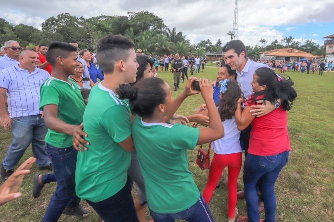 Construída por meio de um convênio firmado entre a Prefeitura e o governo do Estado, no valor de R$ 984.663,51, a Escola Estadual Magalhães Barata foi inaugurada na tarde desta quinta-feira (18), na comunidade de Ariri, zona rural de Colares, município do nordeste paraense.

FOTO: MARCO SANTOS / AGÊNCIA PARÁ
DATA: 18.04.2019
COLARES - PARÁ <div class='credito_fotos'>Foto: Marco Santos / Ag. Pará   |   <a href='/midias/2019/originais/e571b335-8958-4488-8744-5178e2d4c7e1.jpg' download><i class='fa-solid fa-download'></i> Download</a></div>