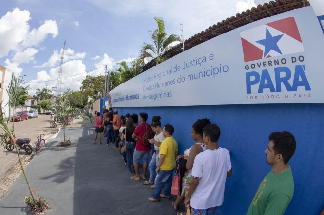 Os moradores de Paragominas contam agora com um núcleo regional da Secretaria de Estado de Justiça e Direitos Humanos (Sejudh), para emissão gratuita das Carteiras de Identidade e Trabalho. O Polo que foi inaugurado nesta sexta-feira (24), contou com a presença do Governador do Estado do Pará, Helder Barbalho, do Prefeito municipal de Paragominas, Paulo Tocantins e diversas autoridades estaduais e municipais. Ainda no município, o chefe do poder executivo visitou a feira de agronegócios Show Agro.

FOTO: MARCO SANTOS / AGÊNCIA PARÁ
DATA: 24.05.2019
PARAGOMINAS - PARÁ <div class='credito_fotos'>Foto: Marco Santos / Ag. Pará   |   <a href='/midias/2019/originais/e58cc6c8-37af-46be-a8a4-2adcab99b094.jpg' download><i class='fa-solid fa-download'></i> Download</a></div>