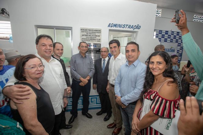 Na manhã desta terça-feira (30), o governador do Estado do Pará, Helder Barbalho, esteve no município de Ponta de Pedras, no Marajó, para participar da programação de aniversário dos 141 anos do município. Durante a visita, foi inaugurada a revitalização e ampliação do Mercado Municipal, foi assinado o convênio para a reforma e ampliação do hospital Municipal que tem o valor total de R$1.247.628,28 e o chefe do poder e executivo e outras autoridades receberam o título de cidadão Ponta Pedrense pelos serviços prestados ao município.

FOTO: MARCO SANTOS / AGÊNCIA PARÁ
DATA: 30.04.2019
PONTA DE PEDRAS - PARÁ <div class='credito_fotos'>Foto: Marco Santos / Ag. Pará   |   <a href='/midias/2019/originais/e5bef866-8eec-43f2-9c14-819cab364a1a.jpg' download><i class='fa-solid fa-download'></i> Download</a></div>