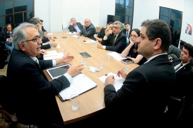 As prefeituras de Belém, Ananindeua e Marituba (municípios da Região Metropolitana), e a empresa Guamá Resíduos Sólidos, devem receber até a próxima sexta-feira (3) a minuta de um Termo de Ajuste de Conduta (TAC), a ser elaborado pelo Governo do Estado, propondo a continuidade das atividades do aterro sanitário em funcionamento em Marituba por mais 13 meses. Todo o esforço do Estado, nesse momento, visa impedir que a empresa encerre as atividades no aterro no dia 31 de maio deste ano, como está previsto.

FOTO: RICARDO AMANAJÁS / AGÊNCIA PARÁ
DATA: 01.05.2019
BELÉM - PARÁ <div class='credito_fotos'>Foto: Ricardo Amanajás / Ag. Pará   |   <a href='/midias/2019/originais/e5debed6-8540-4982-bb5a-a8b0c0d33fda.jpg' download><i class='fa-solid fa-download'></i> Download</a></div>