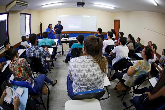 Escola de inverno do Centro de ciências Naturais e Tecnologia (CCNT), da Universidade do Estado do Pará (Uepa).

Na foto, oficina "Insetos bioindicadores de qualidade ambiental", com a professora Ana Lúcia Gutjhar.

FOTO: NAILANA THIELY
DATA: 23.01.17
BELÉM-PARÁ <div class='credito_fotos'>Foto: Nailana Thiely / Ascom Uepa   |   <a href='/midias/2019/originais/e5f424d9-62a8-4a35-a69f-1dcba27132ee.jpg' download><i class='fa-solid fa-download'></i> Download</a></div>