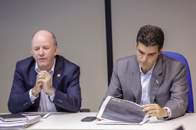 O governador do Pará, Helder Barbalho, participou da reunião mensal de coordenadores, para avaliar o desempenho da arrecadação do primeiro quadrimestre. O encontro ocorreu nesta segunda-feira (6), na Secretaria de Estado da Fazenda (Sefa).

FOTO: MARCO SANTOS / AGÊNCIA PARÁ
DATA: 06.05.2019
BELÉM - PARÁ <div class='credito_fotos'>Foto: Marco Santos / Ag. Pará   |   <a href='/midias/2019/originais/e612cfd6-414f-4780-afa1-e1f6cf96530c.jpg' download><i class='fa-solid fa-download'></i> Download</a></div>