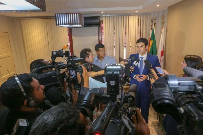 O novo governador do Estado do Pará, Helder Barbalho, esteve reunido (foto) na manhã da última segunda-feira (31), com os futuros gestores da área da segurança pública, pasta que terá prioridade em sua gestão, para traçar ações imediatas que começarão a ser realizadas durante os primeiros dias de seu mandato. A reunião ocorreu no plenário da Secretaria de Estado de Segurança Pública e Defesa Social (Segup), em Belém. O processo do pedido de apoio da Força Nacional, uma das principais demandas citadas durante a campanha eleitoral, também foi debatida durante o encontro. Além disso, foram estabelecidas as primeiras ações concretas de segurança que poderão ser observadas ao longo dos primeiros dias de janeiro, com a realização de blitz, abordagens policiais, cumprimento de mandados de prisão e outras ações em áreas que apresentam os maiores índices de violência nos últimos meses, com base nas estatísticas e manchas criminais. O fortalecimento e a valorização dos agentes de segurança pública também foram pautas da reunião.

FOTO: MARCO SANTOS
DATA: 31.12.2018
BELÉM - PARÁ <div class='credito_fotos'>Foto: MARCO SANTOS   |   <a href='/midias/2019/originais/e65dce8d-9523-459c-90fb-0d545bbacb5c.jpg' download><i class='fa-solid fa-download'></i> Download</a></div>