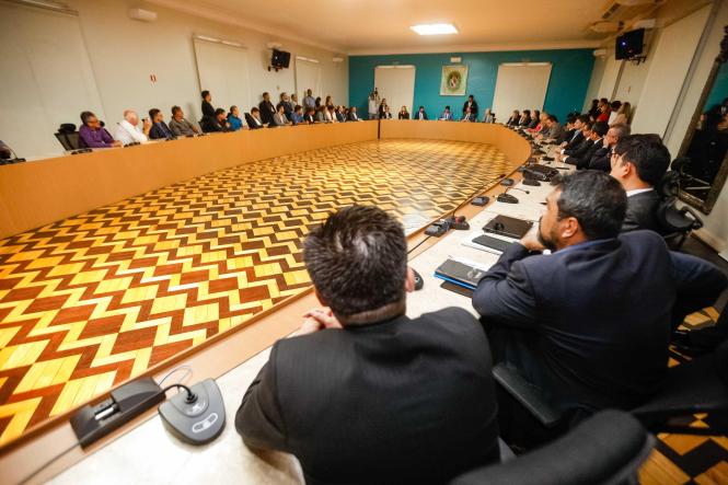 O governador do Estado, Helder Barbalho, assinou, na tarde desta quinta-feira, 07, no Palácio do Governo, contrato com o New Development Bank (NDB), banco multilateral com sede na China, para um empréstimo de US$ 50 milhões. Os recursos serão aplicados em 12 municípios da área de influência da BR-163 (Cuiabá-Santarém), na execução de obras que envolvem cerca de 200 quilômetros de drenagem e pavimentação.

FOTO: MARCELO SEABRA / AGÊNCIA PARÁ
DATA: 07.03.2019
BELÉM - PA <div class='credito_fotos'>Foto: Marcelo Seabra / Ag. Pará   |   <a href='/midias/2019/originais/e679e273-9c32-41ac-937d-8d6e4e3c1155.jpg' download><i class='fa-solid fa-download'></i> Download</a></div>