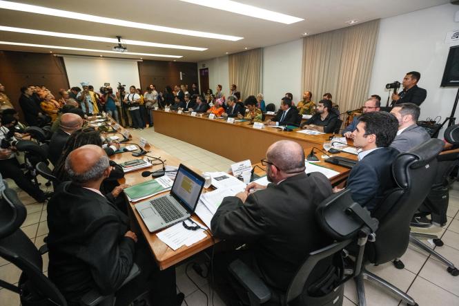 Foram empossados, nesta quinta-feira (21), no plenário da Secretaria de Estado de Segurança Pública e Defesa Social do Pará (Segup), os membros e presidente do Conselho Estadual de Segurança Pública (Consep) dando início ao trabalho do colegiado para o biênio 2019/2020. O governador do estado, Helder Barbalho, foi homenageado durante a sessão especial, por priorizar em sua gestão as questões de segurança e cidadania. Essa foi a primeira vez que um chefe de estado se fez presente em uma reunião do conselho.

FOTO: WAGNER SANTANA / AGÊNCIA PARÁ
DATA: 21.02.2019
BELÉM - PA <div class='credito_fotos'>Foto: Wagner Santana / Ag. Pará   |   <a href='/midias/2019/originais/e686985d-c171-47e3-96ed-5b7f0702293d.jpg' download><i class='fa-solid fa-download'></i> Download</a></div>