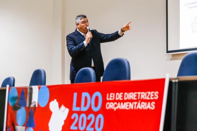 As premissas e metas fiscais que deverão ser estabelecidas pela Lei de Diretrizes Orçamentárias (LDO) 2020 foram discutidas, na manhã desta terça-feira (16), durante audiência pública realizada pela Secretaria de Estado de Planejamento (Seplan). A oitiva, realizada no auditório do Instituto de Gestão Previdenciária do Estado do Pará (Igeprev), reuniu quase 160 pessoas. Na ocasião, o público pode apresentar sugestões e fazer questionamentos relacionados ao projeto de lei.

FOTO: MAYCON NUNES / AGÊNCIA PARÁ
DATA: 16.04.2019
BELÉM - PARÁ <div class='credito_fotos'>Foto: Maycon Nunes / Ag. Pará   |   <a href='/midias/2019/originais/e6c70f0f-4424-4e0e-b641-067e57f90e72.jpg' download><i class='fa-solid fa-download'></i> Download</a></div>