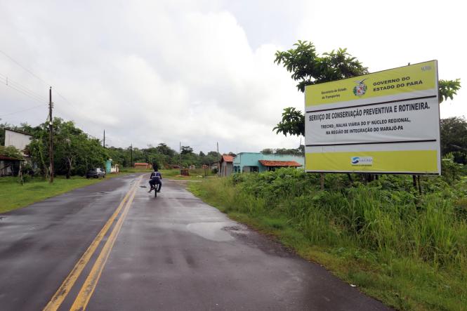 O governador Helder Barbalho visitou, neste domingo (20), o arquipélago do Marajó. Ele desembarcou em Salvaterra, por volta das 9h, e foi direto para o Porto do Camará, principal porta de entrada e saída dessa região, onde inspecionou a estrutura do local ao lado do diretor técnico da Secretaria de Estado de Transportes (Setran), João Renato Aguiar, e do prefeito de Salvaterra, Valentim Oliveira. 

FOTO: MARCO SANTOS/AGÊNCIA PARÁ.
DATA: 20.01.2019
SALVATERRA - PARÁ
 <div class='credito_fotos'>Foto: Marco Santos / Ag. Pará   |   <a href='/midias/2019/originais/e6f3e50d-a596-458c-881c-cd1699d84e4b.jpg' download><i class='fa-solid fa-download'></i> Download</a></div>