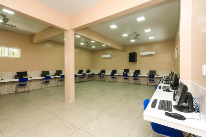 O Governo do Estado, por meio da Secretaria de Estado de Educação (Seduc), entregou mais uma escola totalmente reformada e ampliada para melhor comodidade de professores e alunos. Com mais de 1 mil alunos matriculados nos três turnos, a Escola Estadual de Ensino Fundamental e Médio Jarbas Passarinho, em Belém, iniciou o ano letivo com a entrega da obra de reforma e ampliação de todo o complexo da instituição. A reinauguração do espaço aconteceu na manhã de hoje, 21, com a presença do governador Helder Barbalho, do vice-governador Lúcio Vale, da secretária de educação, professora Leila Freire e de diversas autoridades.

FOTO: WAGNER SANTANA AGÊNCIA / PARÁ
DATA: 21.02.2019
BELÉM - PA <div class='credito_fotos'>Foto: Wagner Santana / Ag. Pará   |   <a href='/midias/2019/originais/e71053fc-f7e3-4d04-b85d-70b84abf9484.jpg' download><i class='fa-solid fa-download'></i> Download</a></div>