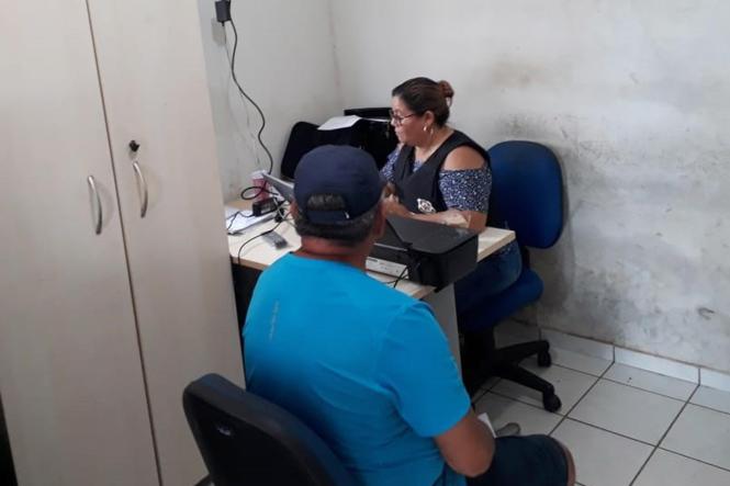 A Polícia Civil (PC) do Pará promoveu, nesta quinta-feira (14), de 8h às 18h, na ilha de Cotijuba, região das ilhas de Belém, o projeto “Delegacia Itinerante”. A ação visa a prestação de serviços à comunidade, como registros de boletins de ocorrências e orientação jurídica, além de realizar fiscalizações nos principais bares da localidade.

FOTO: POLÍCIA CIVIL
DATA: 15.03.2019
BELÉM - PA <div class='credito_fotos'>Foto: Ascom / Polícia Civil   |   <a href='/midias/2019/originais/e718b8f4-30e2-4f53-98fd-9666edc18e95.jpg' download><i class='fa-solid fa-download'></i> Download</a></div>