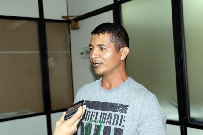 O diretor-geral do Departamento de Trânsito do Estado (Detran-PA), João Guilherme Macedo, recebeu na manhã desta terça-feira (22), na sede da Autarquia, integrantes da Comissão de Moradores do 'Viver Melhor Marituba' para definir estratégias de segurança no perímetro do quilômetro 15 da Rodovia BR-316, em Marituba. 

FOTO: ASCOM DETRAN
DATA: 22.01.2019
BELÉM - PARÁ <div class='credito_fotos'>Foto: ASCOM DETRAN   |   <a href='/midias/2019/originais/e72a8361-2f89-4333-a5cd-f8ff390155e3.jpg' download><i class='fa-solid fa-download'></i> Download</a></div>