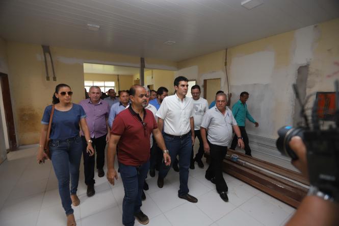 A obra do hospital de Mojuí dos Campos, município do oeste do Pará, que fica a 37 Km de Santarém, receberá os recursos financeiros e os equipamentos necessários para que seja concluída o mais breve possível. A garantia foi dada neste sábado (23), pelo governador Helder Barbalho, que visitou as instalações da unidade de saúde dentro da agenda do Governo Por Todo o Pará.

FOTO: MARCO SANTOS / AG. PARÁ
DATA: 23.03.2019
MOJUÍ DOS CAMPOS - PARÁ <div class='credito_fotos'>Foto: Marco Santos / Ag. Pará   |   <a href='/midias/2019/originais/e735bfea-6f96-42b0-9379-fdc5cf853672.jpg' download><i class='fa-solid fa-download'></i> Download</a></div>