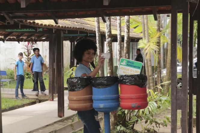 A aula de educação ambiental é diferente na Escola Estadual de Ensino Infantil e Fundamental Professora Esther Bandeira Gomes, no bairro da Sacramenta, em Belém. Alunos do ensino fundamental aprendem de forma interativa, prática e divertida as questões ligadas ao meio ambiente desde que o Projeto Complexo Bolonha chegou à escola, há três anos. A iniciativa realizada pela Companhia de Saneamento do Pará (Cosanpa), em parceria com a Caixa Econômica Federal, leva ações socioeducativas para instituições de ensino públicas em áreas beneficiadas com obras de ampliação do sistema de tratamento de água, na Região Metropolitana de Belém.

FOTO: JADER PAES / AG. PARÁ
DATA:25.02,2019
BELÉM - PARÁ <div class='credito_fotos'>Foto: JADER PAES / AGÊNCIA PA   |   <a href='/midias/2019/originais/e73c5f5e-eb2c-49db-bb5c-9ed7cf5648f1.jpg' download><i class='fa-solid fa-download'></i> Download</a></div>