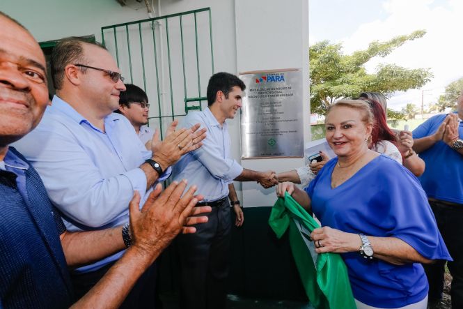 O município de Marituba, na Região Metropolitana de Belém (RMB), deverá ganhar, em breve, um complexo cultural, de lazer, turismo e negócios, a ser construído por meio de uma parceria entre a Prefeitura local e o governo do Estado. O primeiro passo para a implementação do projeto foi dado na tarde desta quarta-feira (17), quando o governo do Estado oficializou a cessão de uma área que pertencia à Empresa de Assistência Técnica e Extensão Rural do Estado (Emater-PA) para a gestão municipal. O ato contou com a participação do governador Helder Barbalho, de secretários estaduais e de representantes do município, que se reuniram no auditório da Emater, no KM-12 da Rodovia BR-316.

FOTO: MARCELO SEABRA ;/ AGÊNCIA PARÁ
DATA: 17.04.2019
MARITUBA - PARÁ <div class='credito_fotos'>Foto: Marcelo Seabra / Ag. Pará   |   <a href='/midias/2019/originais/e762087d-267e-46f4-beef-0636ffbc5faf.jpg' download><i class='fa-solid fa-download'></i> Download</a></div>