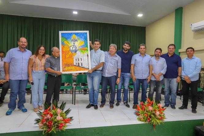 O governador do Pará, Helder Barbalho, e o vice-governador, Lúcio Vale, entregaram, no final da manhã deste sábado (16), 261 títulos de terra para produtores rurais de 18 municípios da região nordeste do Estado, reunidos na cidade de Moju. A solenidade ocorreu no Auditório Municipal Lourival Cristo, no Centro, na presença da prefeita Nilma Lima, vereadores, secretários de Estado, deputados estaduais, federais, e da população mojuense. 

FOTO: MARCO SANTOA / AGÊNCIA PARÁ
DATA: 16.03.2019
MOJU - PA <div class='credito_fotos'>Foto: Marco Santos / Ag. Pará   |   <a href='/midias/2019/originais/e7abfa43-5457-4963-9275-e7a945374455.jpg' download><i class='fa-solid fa-download'></i> Download</a></div>