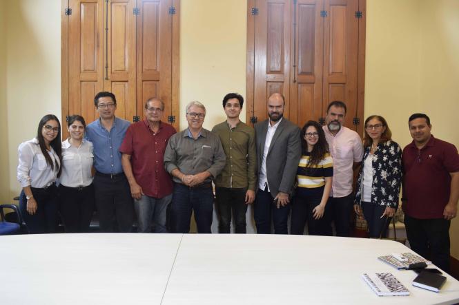 Produtores de cacau, empresas de chocolate fino e de origem, de diversas regiões do Pará, vão desembarcar na cidade de São Paulo (SP), em abril próximo, levando na bagagem uma grande variedade de produtos derivados do cacau. Eles vão representar o Estado no Festival Internacional do Chocolate e Cacau na Bienal do Ibirapuera, a partir do dia 10. Parte da comitiva que participará do evento esteve na Companhia de Desenvolvimento Econômico do Pará (Codec) na quinta-feira (14), para a apresentação oficial da missão comercial do governo paraense.

FOTO: ASCOM / CODEC
DATA: 16.03.2019
BELÉM - PA <div class='credito_fotos'>Foto: ASCOM / CODEC   |   <a href='/midias/2019/originais/e7cf12f8-924b-4c3e-bccb-9cc936448a1e.jpg' download><i class='fa-solid fa-download'></i> Download</a></div>
