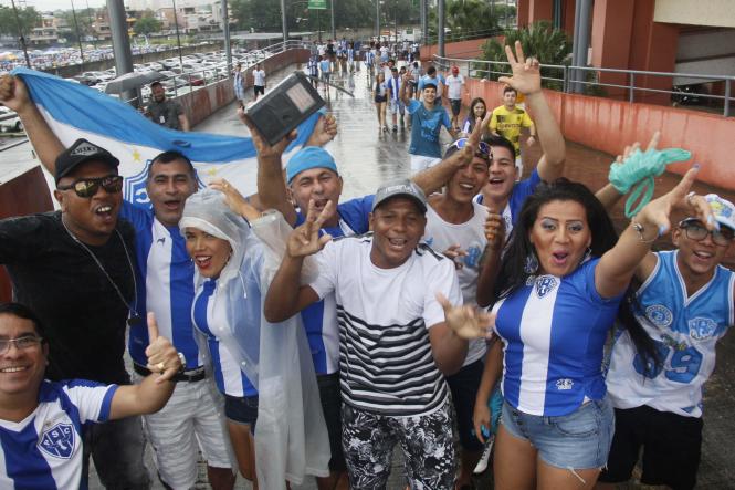 A chuva que durou a tarde toda não impediu o torcedor de acompanhar de perto o maior clássico do futebol da Amazônia. Em seu primeiro evento após reforma realizada em janeiro e já com lotação máxima liberada, o Estádio Estadual Jornalista Edgar Augusto Proença - Mangueirão recebeu um público de 19,3 mil pessoas para o confronto entre Remo e Paysandu na tarde deste domingo, 17. O time bicolor levou a melhor e ganhou de 3 a 0 do rival azulino em mais uma rodada do Parazão.

FOTO: MARCELO SEABRA / AGÊNCIA PARÁ
DATA: 17.02.2019
BELÉM - PA <div class='credito_fotos'>Foto: Marcelo Seabra / Ag. Pará   |   <a href='/midias/2019/originais/e819281a-9ace-4f0a-8486-cca0255052f0.jpg' download><i class='fa-solid fa-download'></i> Download</a></div>