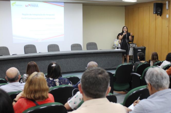 A Secretaria de Estado de Planejamento (Seplan) retomou, nesta segunda-feira (22), a programação das Oficinas Regionalizadas do Plano Plurianual (PPA) 2020-2023. Na semana anterior ao feriado de Páscoa, os técnicos da área de planejamento, de diversos órgãos estaduais, conheceram os indicadores e elaboraram propostas para seis das 12 Regiões de Integração (RI) do Pará. Já nesta semana, até a próxima quarta-feira (24), irão discutir as regiões restantes, contemplando, ao final, todo o Estado com sugestões de melhorias em diversas áreas.
Glaucia Moreira, representante da Fapespa.

FOTO: ASCOM / SEPLAN
DATA: 22.04.2019
BELÉM - PARÁ <div class='credito_fotos'>Foto: ASCOM / SEPLAN   |   <a href='/midias/2019/originais/e829394b-776e-4e80-9d6e-47a285154198.jpg' download><i class='fa-solid fa-download'></i> Download</a></div>