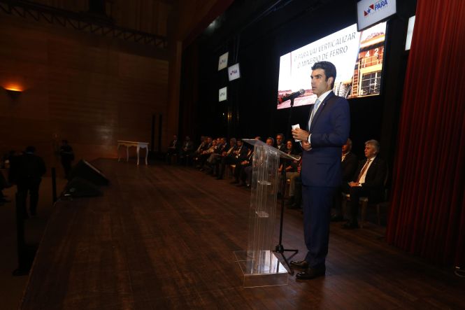 "Estamos abrindo uma janela que permite um horizonte de novos negócios para a atividade da mineração, absolutamente importante para o Estado", afirmou o governador Helder Barbalho, durante a assinatura do protocolo de intenções para implantação da primeira planta de verticalização de minério de ferro do Pará, no município de Marabá (região sudeste), na noite desta quinta-feira (23), no Teatro Maria Sylvia Nunes, na Estação das Docas, em Belém.

FOTO: MARCELO SEABRA / AGÊNCIA PARÁ
DATA: 23.05.2019
BELÉM - PARÁ <div class='credito_fotos'>Foto: Marcelo Seabra / Ag. Pará   |   <a href='/midias/2019/originais/e830a2dd-bc59-4ee0-8242-39a1858cae7f.jpg' download><i class='fa-solid fa-download'></i> Download</a></div>