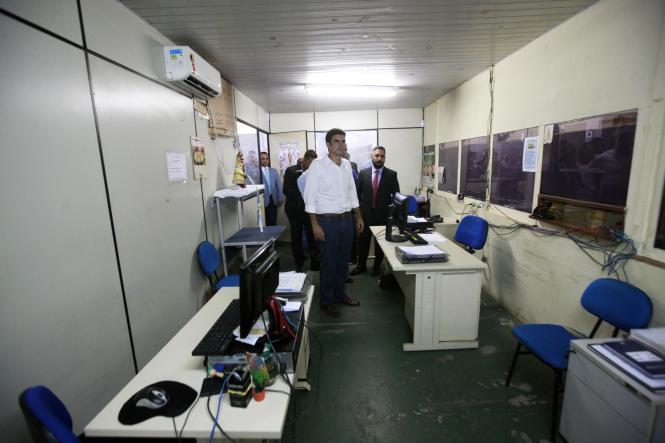 O governador Helder Barbalho considerou deteriorado o prédio e galpão do Departamento de Administração e Serviços (DAS) da Secretaria de Estado de Saúde do Pará (Sespa), durante visita técnica ao local na manhã desta sexta-feira (25). O objetivo foi verificar o estado atual da edificação, que requer um protocolo de intenções para reforma e readequação do espaço, em atividade desde a década de 1980.

FOTO: FERNANDO ARAÚJO / AG. PARÁ
DATA: 25.01.2019
BELÉM - PARÁ <div class='credito_fotos'>Foto: Fernando Araújo/Ag. Pará   |   <a href='/midias/2019/originais/e84217ab-58aa-4161-958f-c54f5c8ddb7d.jpg' download><i class='fa-solid fa-download'></i> Download</a></div>