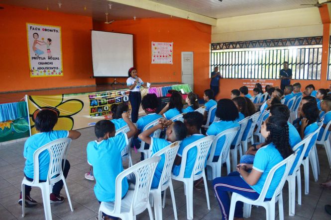 Os alunos da Escola Estadual de Ensino Fundamental Frei Daniel, no bairro do Guamá, em Belém, participaram, na manhã desta sexta-feira (24), de palestra e dinâmicas de grupo com o tema “Combate ao abuso e exploração sexual de crianças e adolescentes”. A ação promovida pela Secretaria de Estado de Segurança Pública e Defesa Social do Pará (Segup), por meio da Diretoria de Prevenção e Combate a Criminalidade e Prevenção Social (Diprev), conta com a parceria do Projeto Adote um Sorriso.

FOTO: ASCOM / SEGUP
DATA: 24.05.2019
BELÉM - PARÁ <div class='credito_fotos'>Foto: ASCOM / SEGUP   |   <a href='/midias/2019/originais/e84241ea-a254-4422-8a12-a47f33ec6460.jpg' download><i class='fa-solid fa-download'></i> Download</a></div>