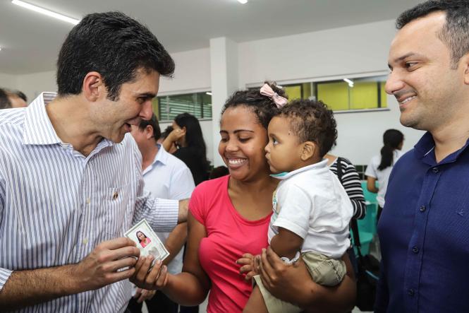 Seguindo agenda do programa "Governo por todo o Pará", o governador Helder Barbalho esteve, na manhã desta quarta-feira (3), em Parauapebas, distante cerca de 120 quilômetros de Marabá, atual sede administrativa do Estado. Ele participou da Ação de Cidadania promovida pelo ParáPaz, na Escola Municipal Nelson Mandela, no bairro Tropical, e visitou obras do Estado que estão em andamento no município, como a nova sede do ParáPaz e a Escola Estadual Irmã Dulce.

FOTO MARCO SANTOS / AGENCIA PARA
DATA 03.04.2019
PARAUAPEBAS - PARA <div class='credito_fotos'>Foto: Marco Santos / Ag. Pará   |   <a href='/midias/2019/originais/e862e65e-eca2-44e3-b5ad-137989b7a179.jpg' download><i class='fa-solid fa-download'></i> Download</a></div>
