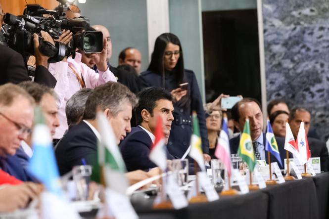 O governador Helder Barbalho participou, nesta terça-feira (26), do segundo encontro do Fórum Nacional de Governadores, em Brasília (DF). O encontro com o ministro da Economia, Paulo Guedes, reuniu os demais chefes dos executivos estaduais no Palácio do Buriti, para tratar da definição de medidas emergenciais de ajuda financeira aos Estados.

FOTO: JAILSON SAM
DATA: 26.03.2019
BRASÍLIA - DF <div class='credito_fotos'>Foto: Jailson Sam / Divulgação   |   <a href='/midias/2019/originais/e868c8b6-4185-453c-ad7f-39607c01e62f.jpg' download><i class='fa-solid fa-download'></i> Download</a></div>