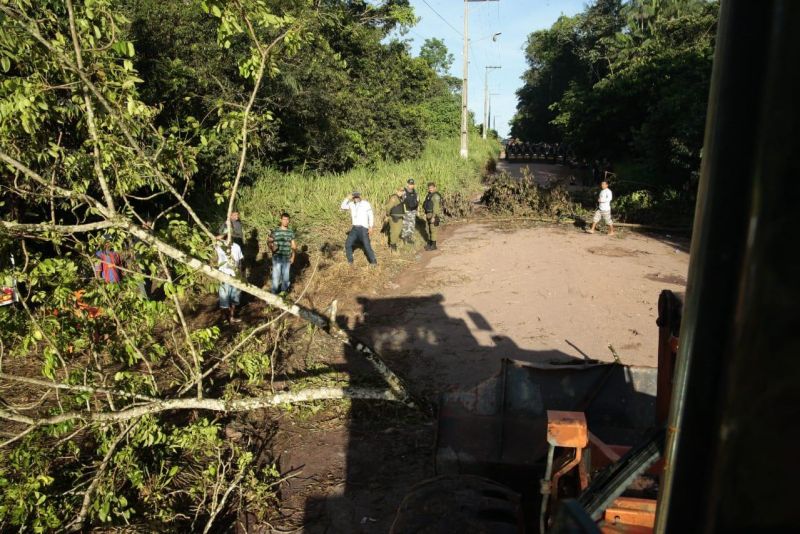 A Polícia Militar do Pará realizou, na manhã deste domingo (2), a operação de desobstrução da estrada que dá acesso ao Aterro Sanitário do município de Marituba, na Região Metropolitana de Belém.

FOTO: FERNANDO ARAÚJO / AG. PARÁ
DATA: 02.06.2019
MARITUBA - PARÁ <div class='credito_fotos'>Foto: Fernando Araújo / agência Pará   |   <a href='/midias/2019/originais/e8746bde-4556-4284-a307-783cf7faf59c.jpg' download><i class='fa-solid fa-download'></i> Download</a></div>