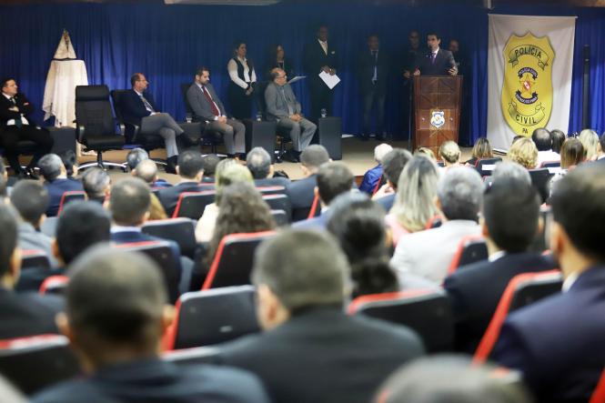O governador Helder Barbalho participou na manhã desta terça-feira (22), na sede da delegacia geral, da cerimônia de posse do novo delegado geral da Polícia Civil do Pará, Alberto Teixeira, e da nova diretoria do órgão. Vários secretários e autoridades também marcaram presença no evento. Na ocasião, o governador destacou a importância da Polícia Civil para o enfrentamento e combate à violência no Pará. O governador falou da dificuldade de enfrentamento do crime, mas ressaltou não medirá esforços para o combate a criminalidade.

FOTO: AG. PARÁ
DATA: 22.01.2019
BELÉM - PARÁ <div class='credito_fotos'>Foto: Agência Pará   |   <a href='/midias/2019/originais/e887e336-3c28-43e2-b0c3-43cf88588419.jpg' download><i class='fa-solid fa-download'></i> Download</a></div>
