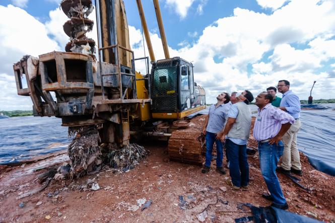 O secretário de Estado de Meio Ambiente e Sustentabilidade, Mauro Ó de Almeida, esteve na manhã desta sexta-feira (12) no aterro sanitário de Marituba (Região Metropolitana de Belém), para reforçar o apoio do Governo do Estado na busca por soluções para a destinação de resíduos sólidos no local, que teve seu fechamento anunciado para o fim do mês de maio.

FOTO: MAYCON NUNES / AGÊNCIA PARÁ
DATA: 12.04.2019
MARITUBA - PA <div class='credito_fotos'>Foto: Maycon Nunes / Ag. Pará   |   <a href='/midias/2019/originais/e8ad7cf8-df8a-4032-b353-87409a4ef5f8.jpg' download><i class='fa-solid fa-download'></i> Download</a></div>