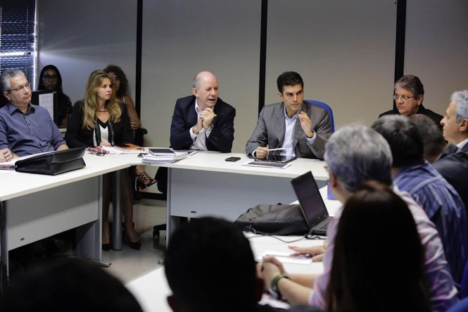 O governador do Pará, Helder Barbalho, participou da reunião mensal de coordenadores, para avaliar o desempenho da arrecadação do primeiro quadrimestre. O encontro ocorreu nesta segunda-feira (6), na Secretaria de Estado da Fazenda (Sefa).

FOTO: MARCO SANTOS / AGÊNCIA PARÁ
DATA: 06.05.2019
BELÉM - PARÁ <div class='credito_fotos'>Foto: Marco Santos / Ag. Pará   |   <a href='/midias/2019/originais/e8d289e1-c737-4caf-8d3b-120a16322db9.jpg' download><i class='fa-solid fa-download'></i> Download</a></div>