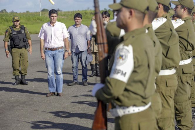 Os moradores de Paragominas contam agora com um núcleo regional da Secretaria de Estado de Justiça e Direitos Humanos (Sejudh), para emissão gratuita das Carteiras de Identidade e Trabalho. O Polo que foi inaugurado nesta sexta-feira (24), contou com a presença do Governador do Estado do Pará, Helder Barbalho, do Prefeito municipal de Paragominas, Paulo Tocantins e diversas autoridades estaduais e municipais. Ainda no município, o chefe do poder executivo visitou a feira de agronegócios Show Agro.

FOTO: MARCO SANTOS / AGÊNCIA PARÁ
DATA: 24.05.2019
PARAGOMINAS - PARÁ <div class='credito_fotos'>Foto: Marco Santos / Ag. Pará   |   <a href='/midias/2019/originais/e8d55eee-d0d0-45c3-9b1b-108419db0e10.jpg' download><i class='fa-solid fa-download'></i> Download</a></div>