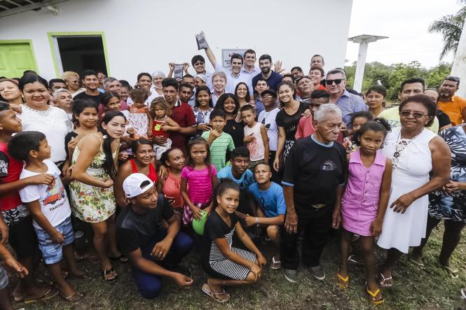 Quase 200 famílias serão beneficiadas, direta e indiretamente, com a abertura da agroindústria de beneficiamento de frutas na comunidade de Vila São Manoel, na zona rural de Moju, no nordeste paraense. A inauguração aconteceu neste sábado (16), e contou com a presença do governador do Estado, Helder Barbalho, e da prefeita do município, Nilma Lima.

FOTO: MARCELO SEABRA / AGÊNCIA PARÁ
DATA: 16.03.2019
MOJU - PA <div class='credito_fotos'>Foto: Marcelo Seabra / Ag. Pará   |   <a href='/midias/2019/originais/e8ee7749-b983-446e-b791-4f1dbdef3c20.jpg' download><i class='fa-solid fa-download'></i> Download</a></div>