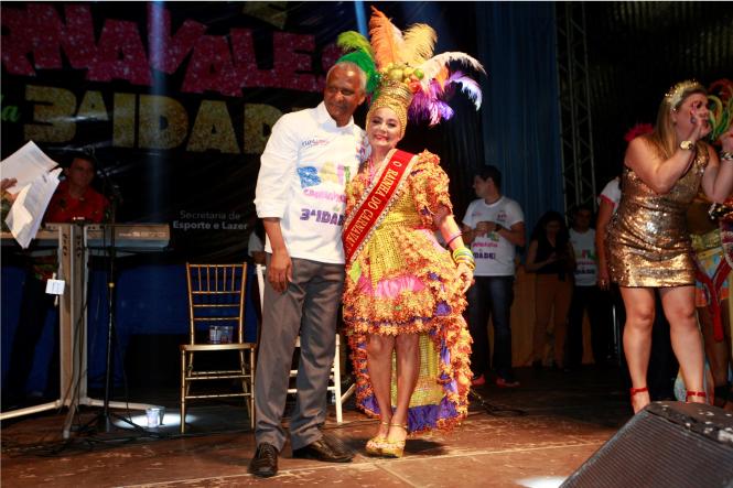 Cores, animação e muita alegria não faltaram na 19° edição do Baile Carnavalesco da Terceira Idade, realizado na quinta-feira (28), no Hangar - Centro de Convenções da Amazônia, em Belém. O evento, que é promovido pela Secretaria de Estado de Esporte e Lazer (Seel), por meio do programa Vida Ativa na Terceira Idade, reuniu cerca de quatro mil idosos de associações e entidades que atuam em ações voltadas para esse público. Uma das grandes atrações foi o concurso que escolheu a “Rainha das Rainhas” da melhor idade, o título deste ano ficou com a candidata Ângela Maria, de 64 anos.
NA FOTO: ARLINDO SILVA E A RAINHA DA 3ª IDADE DE 2019 


FOTO: RICARDO AMANAJÁS / AGÊNCIA PARÁ
DATA: 28.02.2019
BELÉM - PARÁ <div class='credito_fotos'>Foto: Ricardo Amanajás / Ag. Pará   |   <a href='/midias/2019/originais/e8f77b68-8d17-47a3-8133-943283b72f18.jpg' download><i class='fa-solid fa-download'></i> Download</a></div>