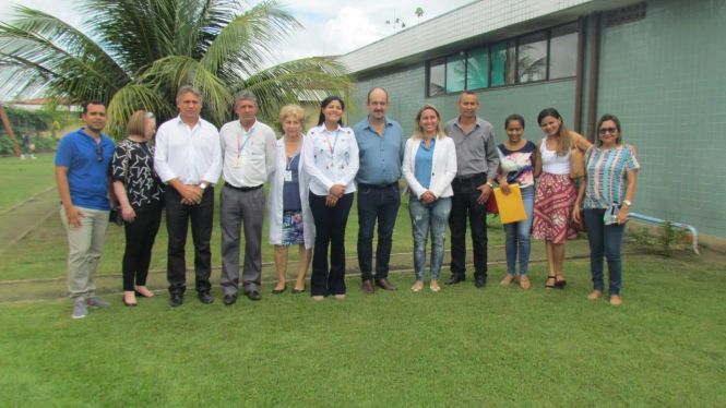 Diretora executiva do HRPM recepciona visita de representantes da saúde do I Seminário Regional de Malária, realizado em Breves. A gestora apresenta a horta 100% orgânica aos visitantes.

FOTO: ASCOM / HRPM
DATA: 18.04.2019
BELÉM - PARÁ <div class='credito_fotos'>Foto: Ascom HRPM   |   <a href='/midias/2019/originais/e8ff35d5-f1b6-4796-aaa5-c90de0ac87bc.jpg' download><i class='fa-solid fa-download'></i> Download</a></div>