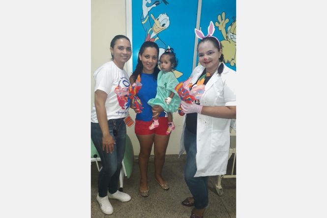 Foi no Hospital Regional do Sudeste do Pará - Dr. Geraldo Veloso (HRSP), em Marabá (PA), que Carlos Henrique Feitosa, de 11 anos, conheceu pela primeira um ovo de chocolate na Páscoa. A ação foi possível com o apoio de voluntários do grupo "Amigos do Bem", que se reuniram para presentear os pacientes e acompanhantes da Clínica Pediátrica e das Unidades de Terapia Intensiva Neonatal e Pediátrica neste final de semana. A entrega dos chocolates também contou com a participação do Instituto Hosana Lopes da Abreu, do bairro da Liberdade.

FOTO: DIVULGAÇÃO
DATA: 22.04.2019
MARABÁ - PARÁ <div class='credito_fotos'>Foto: Divulgação   |   <a href='/midias/2019/originais/e910df40-45b3-42b3-a3b6-e8f28622ac5d.jpg' download><i class='fa-solid fa-download'></i> Download</a></div>