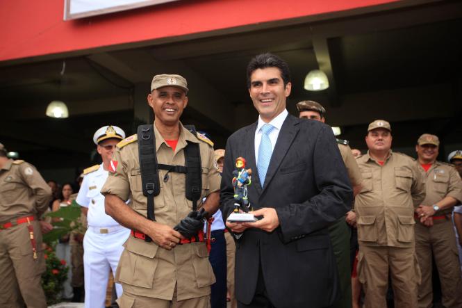 O governador Helder Barbalho empossou, na tarde desta sexta-feira (11), em Belém, o novo comandante-geral do Corpo de Bombeiros do Pará, Coronel QOBM Hayman Apolo Gomes de Souza, que também assumiu a coordenação da Defesa Civil Estadual. Até então, o Coronel Hayman – que tem 49 anos de idade e 26 anos de serviços prestados ao Corpo de Bombeiros – exercia a função de diretor de serviços técnicos da corporação.  

FOTO: THIAGO GOMES/ AG. PARÁ
DATA: 12.01.2019
BELÉM - PARÁ <div class='credito_fotos'>Foto: Thiago Gomes /Ag. Pará   |   <a href='/midias/2019/originais/e9165f34-6493-415d-b46b-e68f7b82408f.jpg' download><i class='fa-solid fa-download'></i> Download</a></div>