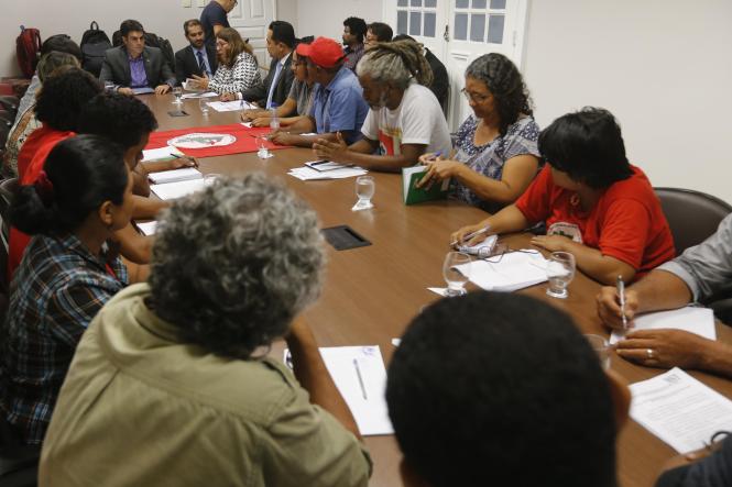 O chefe do Executivo Estadual recebeu, no início da noite desta terça-feira (16), no Palácio do Governo, em Belém, representantes do Movimento dos Trabalhadores Rurais Sem Terra (MST), acompanhado por secretários e representantes de diversos órgãos do Estado envolvidos com as questões agrárias, e determinou imediatamente a criação do grupo.

FOTO: MARCELO SEABRA / AGÊNCIA PARÁ
DATA: 17.04.2019
BELÉM - PARÁ <div class='credito_fotos'>Foto: Marcelo Seabra / Ag. Pará   |   <a href='/midias/2019/originais/e9372d6c-04d3-4c4c-87e8-ba1186822cbd.jpg' download><i class='fa-solid fa-download'></i> Download</a></div>